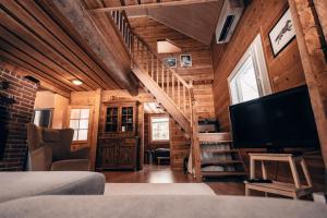 Μια τηλεόραση ή/και κέντρο ψυχαγωγίας στο Iisland Uoma Lovely house and sauna by the river