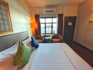 Tunamaya Beach & Spa Resort Tioman Island tesisinde bir odada yatak veya yataklar