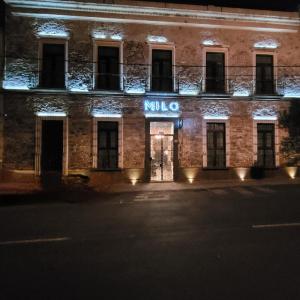 ein Backsteingebäude mit einem Schild, das Milo liest in der Unterkunft Milo Collection Hotel in Puebla