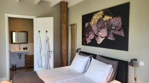 1 dormitorio con cama, lavabo y espejo en The Barnyard, en Balinge