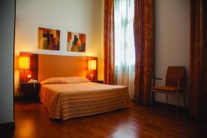 a hotel room with a bed and a window at Hotel Apartamentos Geres Ribeiro in Geres