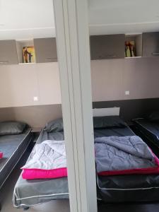 two beds in a room next to each other at BARERO LOCATIONS DE MH PROCHE BEAUVAL ET CHATEAU DANS LOIRE et CHER in Onzain