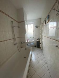 ein Badezimmer mit einer Badewanne und einem Waschbecken in der Unterkunft Blue Chili 17 Schöne 3 Zi Toplage Boxspringbett Balkon Wifi in Magdeburg