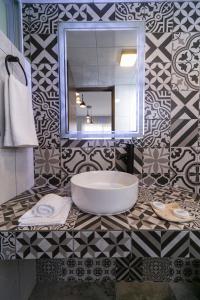 a bathroom with a tub on a counter with a mirror at Casa Sofía Hotel Boutique in Atlacomulco de Fabela