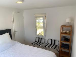 Tempat tidur dalam kamar di Tiny Houseboat B&B on the Amstel River