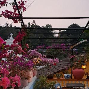 uma vista do telhado de uma floricultura em Afonso Guest House em Panaji