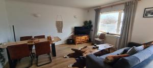 uma sala de estar com uma mesa e um sofá em The Cornish Getaway em Newquay