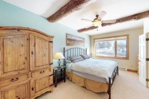 克雷斯特德比特的住宿－Snowmass Haven，一间卧室配有一张床、一个梳妆台和一扇窗户。