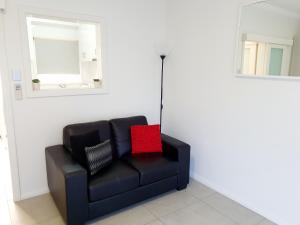 M4 West Perth Studio Apartment near Kings Park tesisinde bir oturma alanı