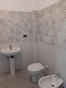 トッレ・デル・ラーゴ・プッチーニにあるResidence Lagomareのバスルーム(トイレ、洗面台付)