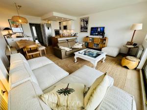 uma sala de estar com um sofá e uma mesa em Le Touquet Beach, Front de Mer em Le Touquet-Paris-Plage