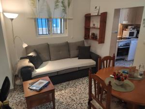 sala de estar con sofá y mesa en Casita La Playa, en Málaga