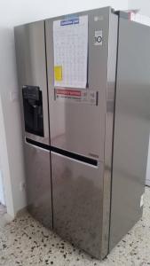 克拉尼Modernes Ferienhaus in toller Lage的一边有日历的冰箱
