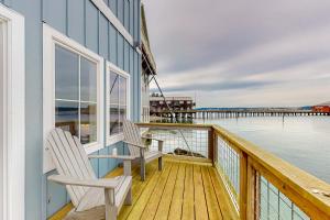 Un balcon sau o terasă la Penn Cove Strand #E