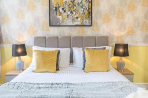 1 dormitorio con 1 cama grande y 2 lámparas en Stylish Luxury Large 4BR KingBed, en Barrow-in-Furness