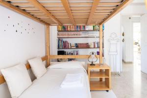 Posteľ alebo postele v izbe v ubytovaní Large Room e Small Private Bathroom Between Mondello Beach and Old Town! Free Park!