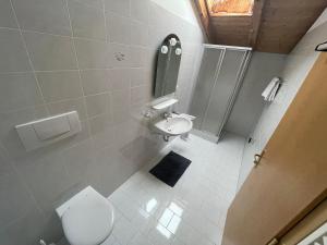 La salle de bains est pourvue de toilettes et d'un lavabo. dans l'établissement Blummerhof, à Lagundo