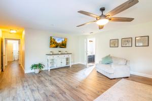 sala de estar con ventilador de techo y sofá en Mystic Mountain Villa, 14 miles from Yosemite en Oakhurst