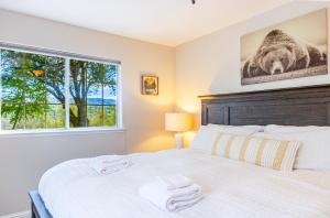 a bedroom with a bed with two towels on it at Mystic Mountain Villa, 14 miles from Yosemite in Oakhurst