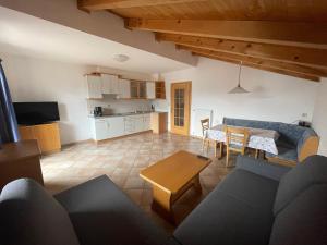 ein Wohnzimmer mit Sofa und Tisch in der Unterkunft Blummerhof in Algund