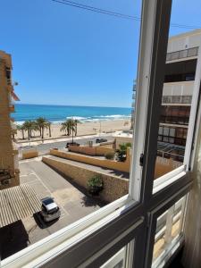 una ventana con vistas a la playa en Playa El Campello & Parking WIFI en El Campello