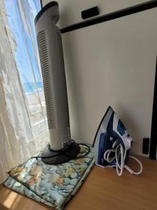 un monitor de ordenador sentado en una mesa junto a una ventana en Playa El Campello & Parking WIFI en El Campello