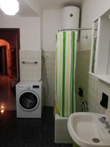 y baño con lavadora y lavamanos. en Luna Rossa da Nadia, en Levanto