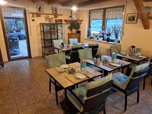 Moselpension Gwosch في بروتيج-فانكيل: غرفة طعام مع طاولات وكراسي في مطعم