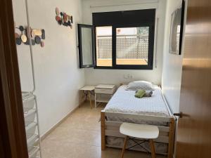 a small room with a bed and a window at Appartement standing 58m plage à 3mn en voiture in Roses +41 photos