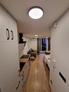 cocina y sala de estar con cama y sala de estar en G-in-St en Split