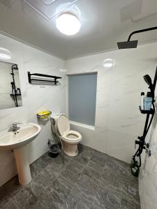a bathroom with a toilet and a sink at 鰆居Chun House 三仙台 in Chenggong