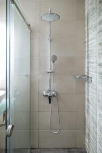y baño con ducha con cabezal de ducha. en Villa Athina, en Preveza