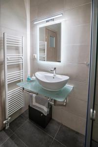 A bathroom at Villa Athina