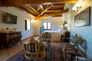 sypialnia z łóżkiem i krzesłami w pokoju w obiekcie Villa del Gattopardo w mieście Palermo