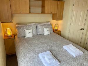 una camera da letto con un letto grande con due cuscini di Earls View Caravan a Carna