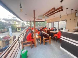 مطعم أو مكان آخر لتناول الطعام في Hotel Mirage Sauraha