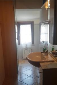 La salle de bains est pourvue d'un lavabo et d'une fenêtre. dans l'établissement Alberese, à Alberese