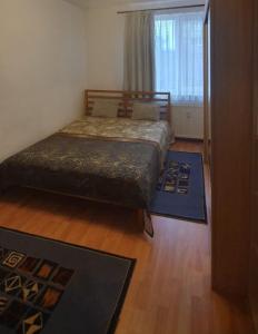 ein kleines Schlafzimmer mit einem Bett und einem Fenster in der Unterkunft Vis A Vis Studio in Bukarest