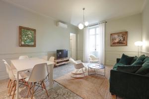 Boutique Hôtel Château Beaupin Restaurant & Wellness的电视和/或娱乐中心
