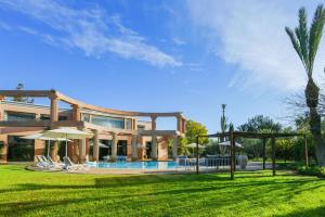 une maison avec une grande cour et une piscine dans l'établissement Villa marrakech, à Marrakech