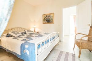 Posteľ alebo postele v izbe v ubytovaní Andalusian Elegance apartment in El Paraiso with 360 views over Sea and Mountains