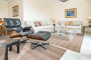 Posedenie v ubytovaní Andalusian Elegance apartment in El Paraiso with 360 views over Sea and Mountains