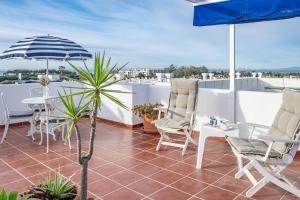 Balkón alebo terasa v ubytovaní Andalusian Elegance apartment in El Paraiso with 360 views over Sea and Mountains