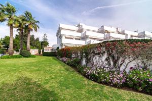 Vonkajšia záhrada v ubytovaní Andalusian Elegance apartment in El Paraiso with 360 views over Sea and Mountains