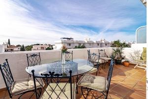 Balkón alebo terasa v ubytovaní Andalusian Elegance apartment in El Paraiso with 360 views over Sea and Mountains