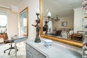 Posedenie v ubytovaní Andalusian Elegance apartment in El Paraiso with 360 views over Sea and Mountains
