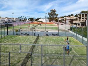 Tenis alebo squash v ubytovaní Andalusian Elegance apartment in El Paraiso with 360 views over Sea and Mountains alebo jeho okolí