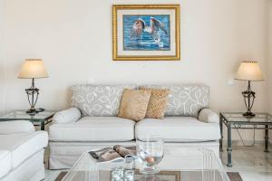 Posedenie v ubytovaní Andalusian Elegance apartment in El Paraiso with 360 views over Sea and Mountains