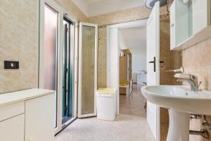 bagno con lavandino e servizi igienici di Casa Jonica by BarbarHouse a San Pietro in Bevagna