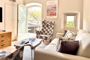 een woonkamer met een bank en een tafel bij Borgo dei Sogni - Deluxe Apartment - Lago di Garda in San Felice del Benaco
